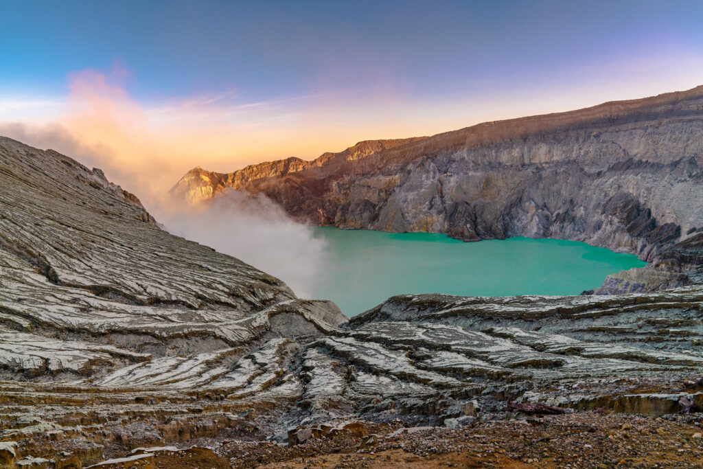 lake-middle-rocky-landscape